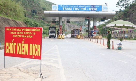 Riêng chốt kiểm soát Km237 đường cao tốc Nội Bài - Lào Cai tiếp tục duy trì kiểm soát xe tải chở hàng lên Cửa khẩu Quốc tế đường bộ số II Kim Thành. Ảnh: CTV.