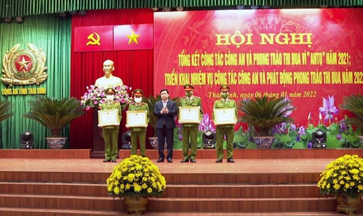 Ông Nguyễn Khắc Thận - Chủ tịch UBND tỉnh Thái Bình (ở giữa) trao tặng bằng khen cho ban chuyên án triệt phá đường dây cá độ nghìn tỉ. Ảnh: CTV