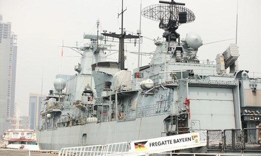Khinh hạm Bayern của Đức cập cảng Nhà Rồng ngày 6.1.2022. Ảnh: ĐSQ Đức