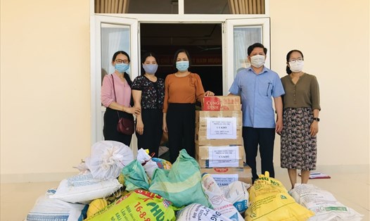 LĐLĐ huyện Triệu Phong phát động quyên góp nhu yếu phẩm để gửi cho các tỉnh gặp khó vì COVID-19. Ảnh: CĐ.