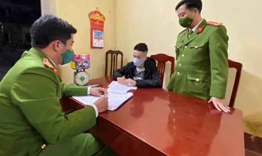 Công an huyện Thanh Liêm (tỉnh Hà Nam) lấy lời khai đối tượng tàng trữ trái phép pháo nổ. Ảnh: CTV