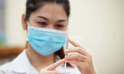 Cán bộ y tế tiêm vaccine Vero Cell cho người dân ở Hà Nội. Ảnh: Hải Nguyễn