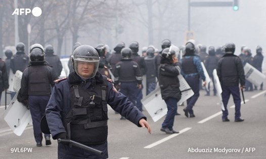 Cảnh sát chống bạo động tại thành phố Almaty, Kazakhstan ngày 5.1.2022. Ảnh: AFP