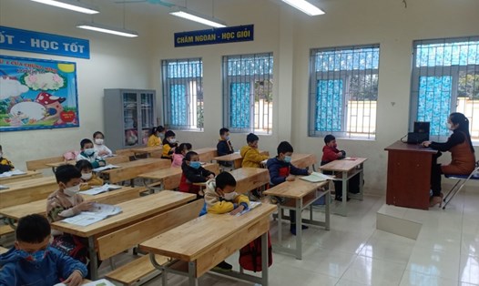 Học sinh Trường Tiểu học Tam Đồng, huyện Mê Linh đến trường làm bài kiểm tra học kì 1 trực tiếp. Ảnh: NVCC