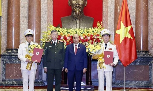 Chủ tịch nước Nguyễn Xuân Phúc và Bộ trưởng Bộ Công an Tô Lâm chúc mừng 2 Thứ trưởng Bộ Công an được thăng cấp quân hàm. Ảnh TTXVN