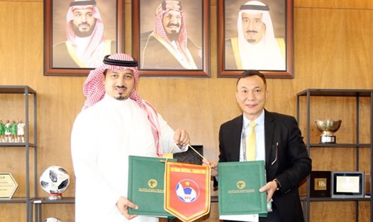 VFF và LĐBĐ Saudi Arabia ký kết Biên bản ghi nhớ hợp tác về phát triển bóng đá hồi tháng 9.2021. Nguồn: VFF
