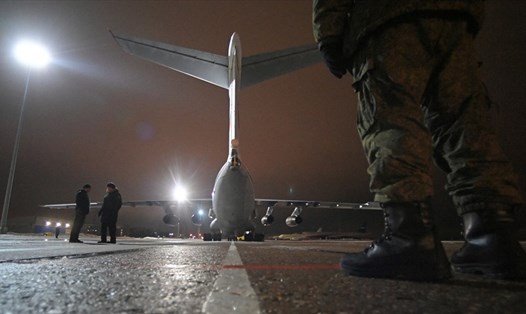 Nga điều máy bay đưa quân gìn giữ hoà bình đến Kazakhstan hôm 6.1. Ảnh: Bộ Quốc phòng Nga