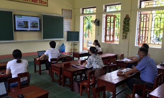Cán bộ, giáo viên Trường Tiểu học Thụ Lộc (Lộc Hà, Hà Tĩnh) tham gia bồi dưỡng sử dụng SGK lớp 2. Ảnh: La Giang