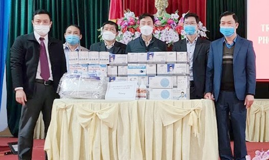 Liên đoàn lao động huyện Cẩm Khê trao tặng trang thiết bị y tế tại xã Tuy Lộc. Ảnh: Thanh Thuỷ