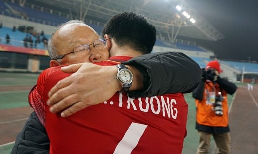 Huấn luyện viên Park Hang-seo động viên các cầu thủ sau trận chung kết U23 Châu Á 2018. Ảnh: H.P