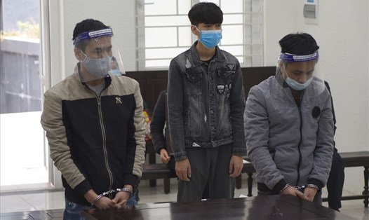 Bị cáo Nguyễn Xuân Trung (trái) và Nguyễn Văn Quân (phải) - bị tuyên tử hình vì sát hại nữ sinh Học viện Ngân hàng. Ảnh: V.D