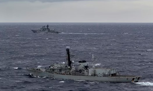Tàu Hải quân Anh HMS Northumberland (phía trước) theo dõi tàu khu trục Nga Đô đốc Kulakov ngoài khơi bờ biển phía tây Scotland, tháng 12.2020. Ảnh: BQP Anh