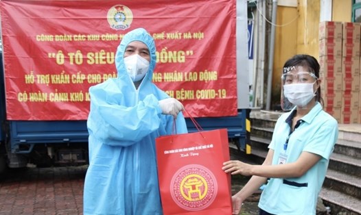 Công đoàn các Khu công nghiệp - Chế xuất Hà Nội tổ chức nhiều chuyến "ôtô siêu thị 0 đồng" hỗ trợ đoàn viên, người lao động trong các đợt dịch. Ảnh: CĐKCN