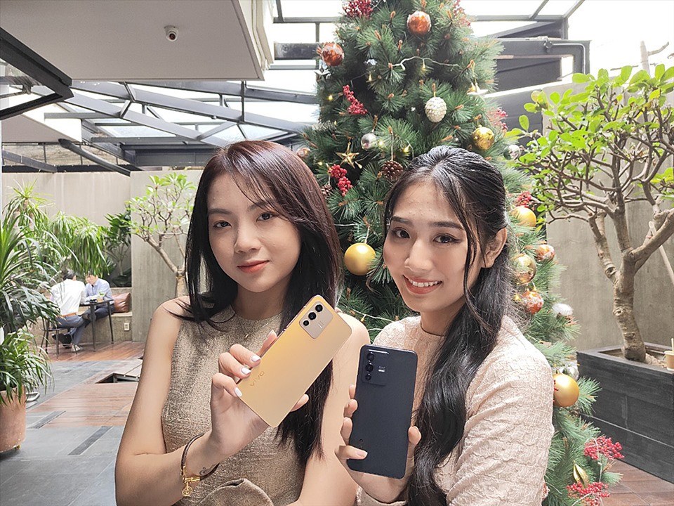 2 phiên bản màu của vivo điện thoại vivo V23 5G với camera selfie 50MP. Ảnh: DT. 2 phiên bản màu của vivo điện thoại vivo V23 5G với camera selfie 50MP. Ảnh: DT.
