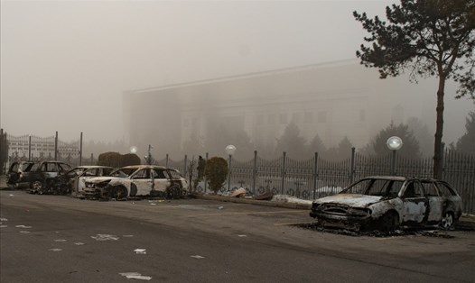 Người biểu tình đốt phá xe cộ trong bạo loạn ở Almaty, Kazakhstan. Ảnh: AFP