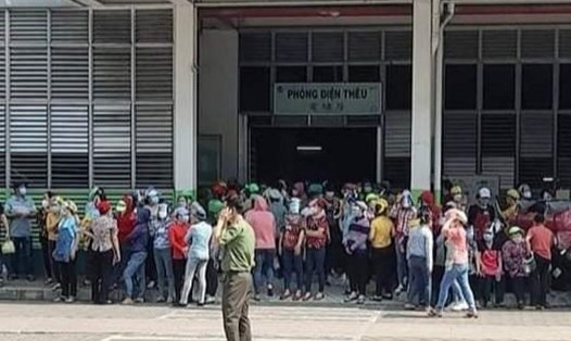 Công nhân Công ty TNHH Pouchen Việt Nam ngừng việc. Ảnh: Hà Anh Chiến