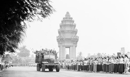 Hàng vạn người dân Campuchia tiễn quân tình nguyện Việt Nam hoàn thành nghĩa vụ quốc tế, lên đường trở về nước. Ảnh: TTXVN