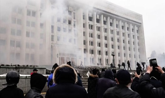 Người biểu tình xông vào tòa thị chính thành phố lớn nhất Kazakhstan Almaty ngày 5.1. Ảnh: AFP