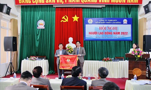 CĐCS Công ty Xổ số kiến thiết Lâm Đồng vinh dự được tặng cờ thi đua xuất sắc của Tổng Liên đoàn Lao động Việt Nam.