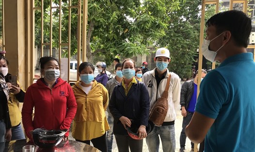 Trung tâm tư vấn pháp luật Công đoàn – LĐLĐ tỉnh Đồng Nai đang tư vấn cho người lao động Công ty TNHH gỗ Lee Fu. Ảnh: Hà Anh Chiến