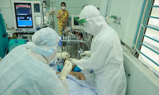 Bác sĩ "trực chiến" để chăm sóc bệnh nhi mắc COVID-19 nặng tại TPHCM. Ảnh: Nguyễn Ly