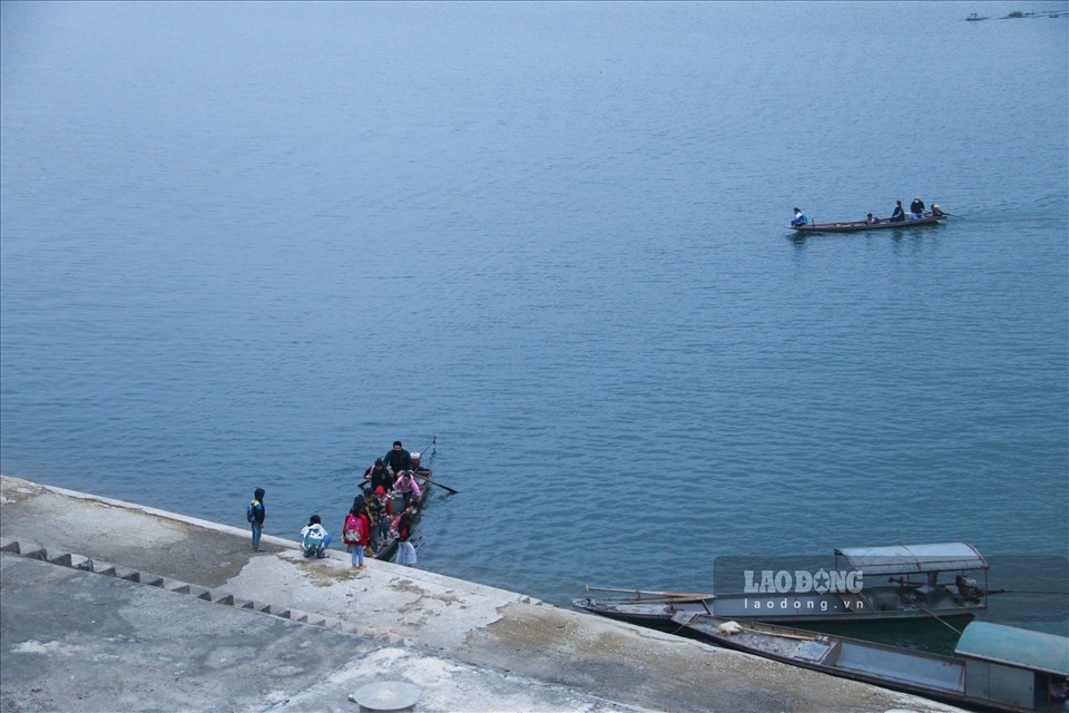 Ẩn họa từ những chiếc thuyền không phao tại vùng lòng hồ. Ảnh: Minh Chuyên.