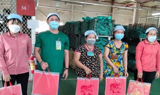 Trao tặng quà tết cho đoàn viên, công nhân, lao động Công ty TNHH Pou Li Việt Nam. Ảnh LĐLĐ Tây Ninh cung cấp