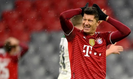 Robert Lewandowski và Bayern Munich nhận thất bại ngay trận đầu của năm mới. Ảnh: Bundesliga
