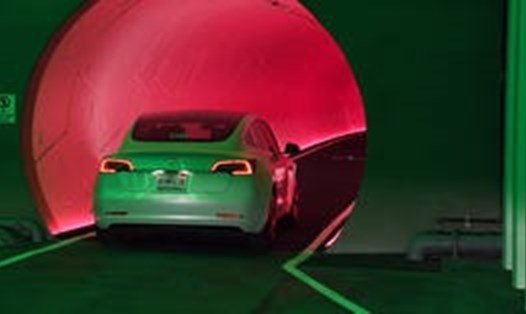 Đường hầm tránh tắc đường do công ty của Elon Musk xây dựng. Ảnh: AFP