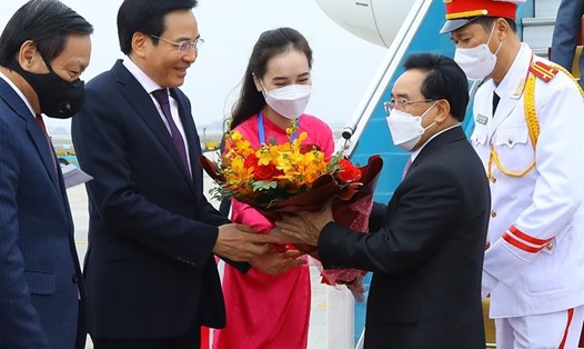 Bộ trưởng, Chủ nhiệm Văn phòng Chính phủ Trần Văn Sơn đón Thủ tướng Lào Phankham Viphavanh tại sân bay Nội Bài. Ảnh: TTXVN