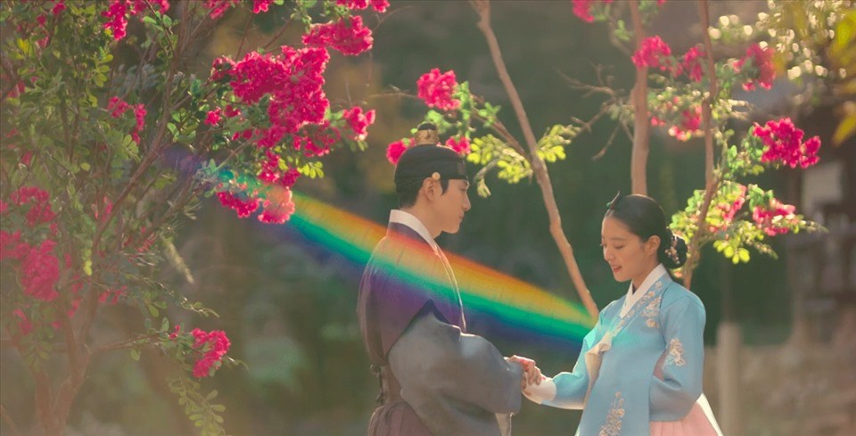 Một tuần sau khi “Cổ tay áo màu đỏ” kết thúc, hai diễn viên chính của phim vẫn gây sốt. Ảnh: NSX. Một tuần sau khi “Cổ tay áo màu đỏ” kết thúc, hai diễn viên chính của phim vẫn gây sốt. Ảnh: NSX.