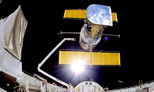 Kính viễn vọng không gian Hubble được triển khai vào ngày 25.4.1990 từ tàu con thoi Discovery. Ảnh: NASA