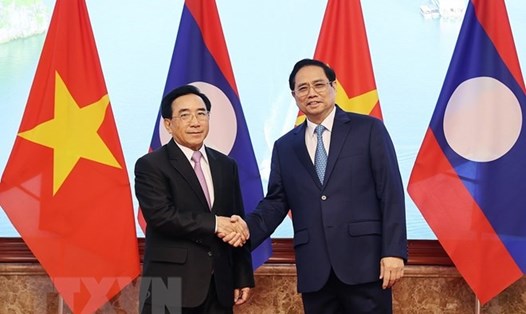 Thủ tướng Phạm Minh Chính và Thủ tướng Lào Phankham Viphavanh. Ảnh: TTXVN