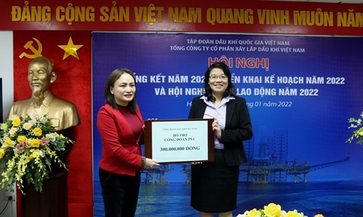 Chủ tịch Công đoàn Dầu khí Việt Nam Nghiêm Thùy Lan  (bên trái) trao hỗ trợ 300 triệu đồng cho Công đoàn PVC trong việc thực hiện công tác phòng chống dịch COVID-19. Ảnh: CĐN