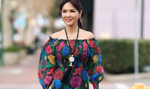 Hoa hậu Kiều Khanh khoe vẻ rạng rỡ trong tà áo dài. Ảnh: Phan Vinh