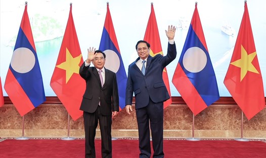 Thủ tướng Phạm Minh Chính và Thủ tướng Lào Phankham Viphavanh. Ảnh: VGP