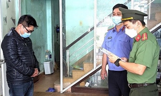 Công an tống đạt quyết định khởi tố bị can và thực hiện lệnh bắt tạm giam Nguyễn Văn Minh Thọ. Ảnh: Công an