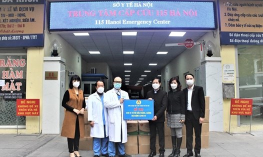 Công đoàn Viên chức Thành phố Hà Nội trao hỗ trợ cho lực lượng y tế (ảnh minh hoạ). Ảnh: VCTP