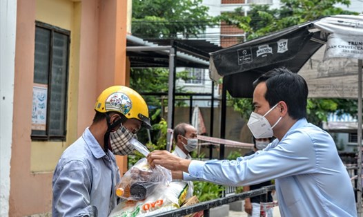 Ông Nguyễn Duy Minh - Chủ tịch Liên đoàn Lao động thành phố Đà Nẵng - trao quà hỗ trợ người lao động trong khu phong toả dịch COVID-19. Ảnh: Tường Minh