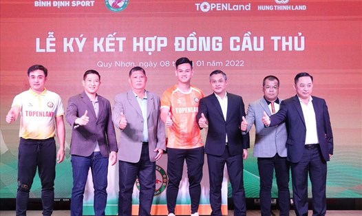 Hậu vệ Hồ Tấn Tài (áo cam) gia hạn hợp đồng với câu lạc bộ Bình Định đến năm 2026. Ảnh: Nguyễn Đăng