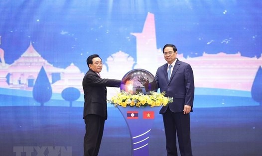 Thủ tướng Phạm Minh Chính và Thủ tướng Lào Phankham Viphavanh nhấn nút phát động Năm Đoàn kết Hữu nghị Việt Nam-Lào, Lào-Việt Nam 2022. Ảnh: TTXVN