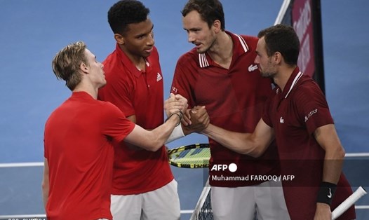 2 tay vợt người Canada (trái) đã lội ngược dòng, thắng Daniil Medvedev và đồng đội ở trận đánh đôi vòng bán kết ATP Cup 2022. Ảnh: AFP