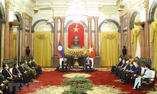 Chủ tịch nước Nguyễn Xuân Phúc tiếp Thủ tướng Lào Phankham Viphavanh. Ảnh: TTXVN
