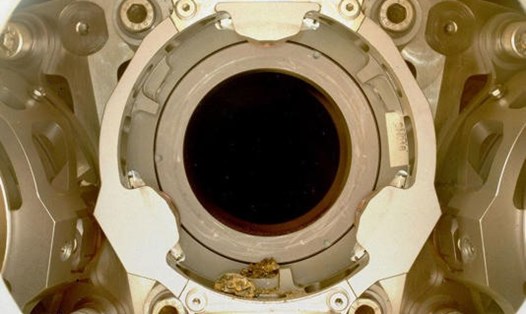 Mảnh vỡ cản trở băng chuyền trong tàu thám hiểm sao Hỏa  Perseverance của NASA trong ảnh chụp ngày 7.1. Ảnh: NASA