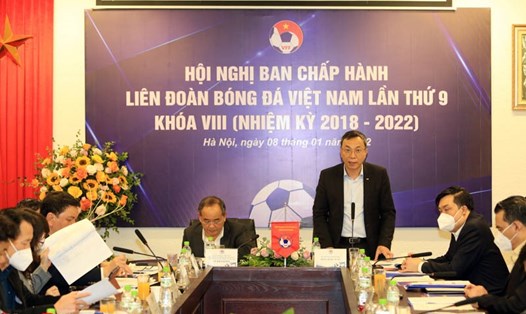 Phó Chủ tịch thường trực Trần Quốc Tuấn báo cáo nhiệm vụ trọng tâm các đội tuyển quốc gia năm 2022. Ảnh: VFF