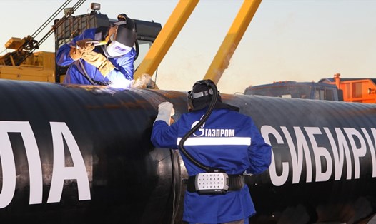 Hàn mối nối đầu tiên tại đường ống dẫn khí Sức mạnh Siberia từ Nga sang Trung Quốc. Ảnh: Gazprom