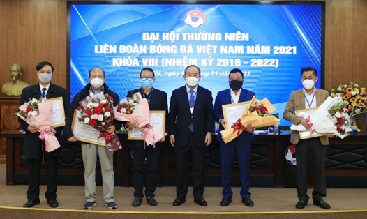 Chủ tịch VFF Lê Khánh Hải trao giấy chứng nhận và tặng hoa cho đại diện các thành viên mới của Liên đoàn bóng đá Việt Nam. Ảnh: VFF