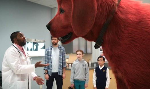 Chú chó đỏ khổng lồ Clifford ﻿đang là bom tấn nhận được sự quan tâm của khán giả. Ảnh: CGV.