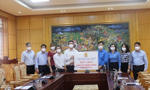Lãnh đạo Công đoàn Công nghiệp Hoá chất Việt Nam trao hỗ trợ cho đơn vị để phòng chống COVID-19. Ảnh: CĐHC