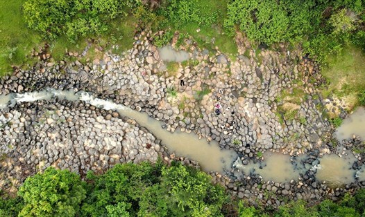 Suối đá hình thành từ núi lửa triệu năm ở huyện Chư Păh, Gia Lai gần giống với gành đá Dĩa ở tỉnh Phú Yên. Ảnh TĐ